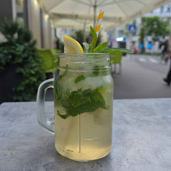 Hausgemachte Soda mit Limetten und Minze