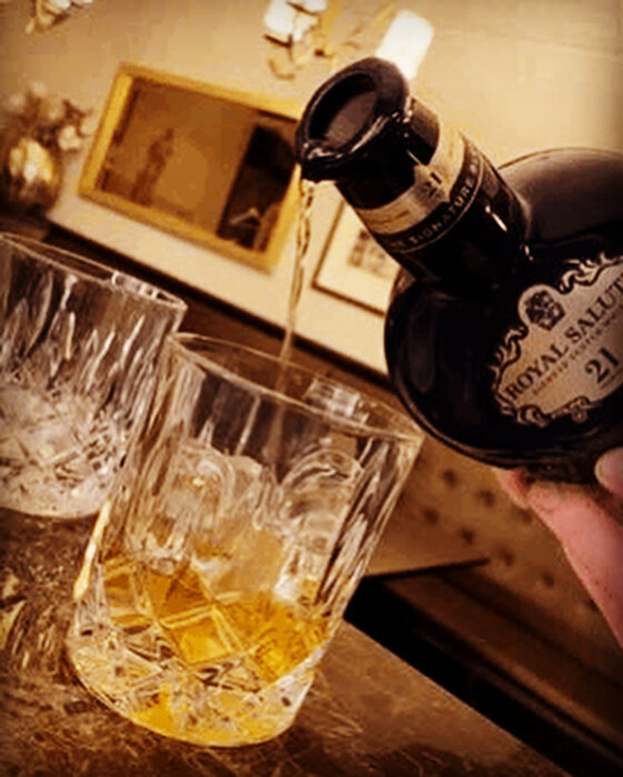 Heute ist Sonntag, ein Tag des Genusses und der Entspannung!   Das Eis ist optional und jedermanns Wahl.   Heute konzentrieren wir uns auf einen Scotch Whisky.!! Ja, richtiger Whisky aus Schottland, Salute Royal 21.!! Royal Salute ist eine Marke von luxur
