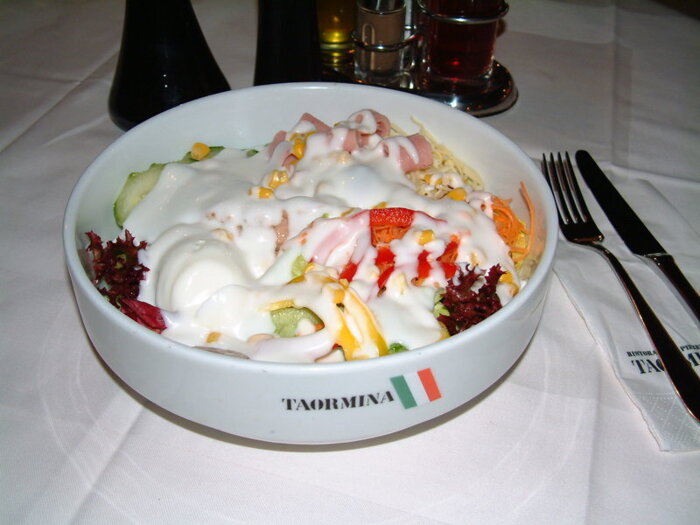 Insalata Fantasia: Gemischte Salat mit Thunfisch, ei,mais,olive,Jogurth und Panini