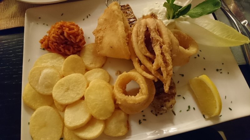 Souvlaki und Kalamari mit Tomatenreis und Kartoffelchips (kleine Portion)
