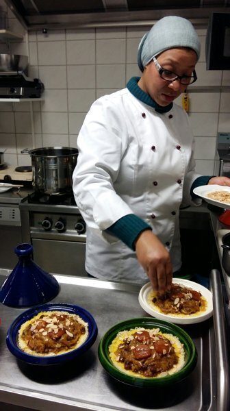 Fatiha bereitet Couscous zu 