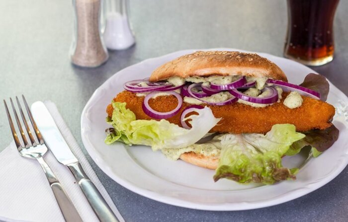 Fischburger: Seelachsfilet, Salat, Zwiebeln, Tomaten