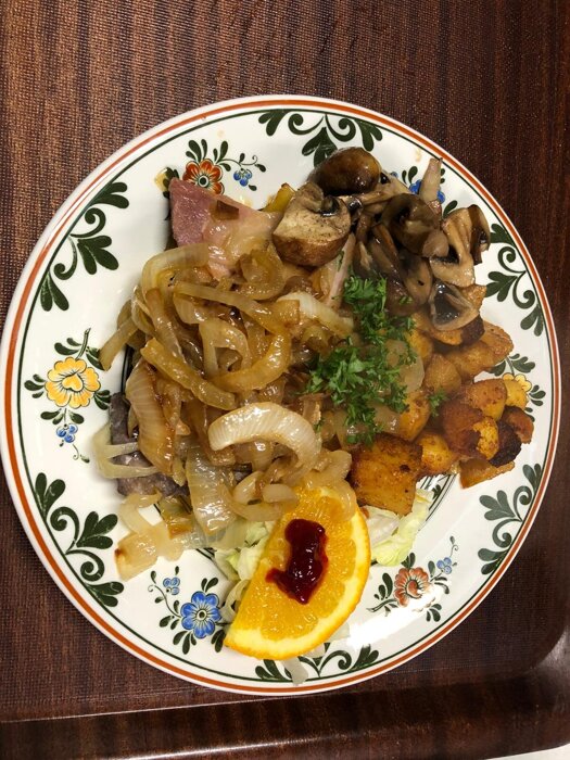 Rauchatenteller mit Steak, Schweinelachs, Burgunderschinken, geröstet. Zwieblen, Steinchampignons, hausgemachten Kartoffelecken und separat mit Rauchkatenspezialsauce.