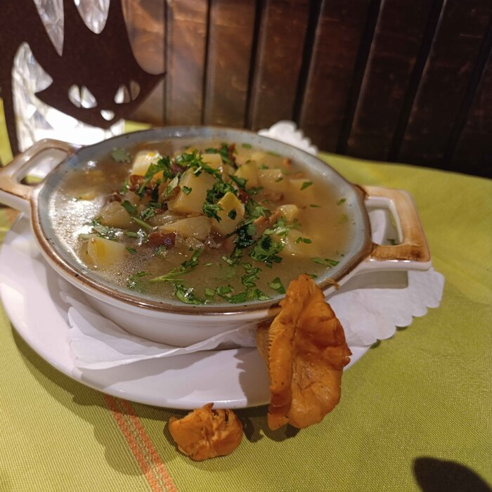 Klare Kartoffel-Pfifferlingsuppe