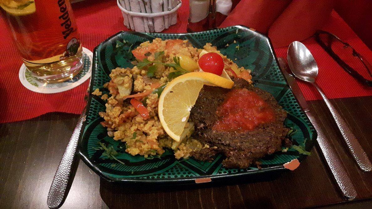 Leinsamenfrikadellen mit fruchtigem Gemüsecouscous (vegan)
