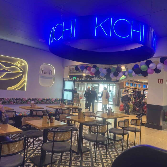 Das stilvolle Interior von Kichi Vietnamese Streetfood vereint moderne Urbanität mit warmen vietnamesischen Designelementen. Helles Holz, minimalistische Deko, gemütliche Sitznischen und sanftes Licht schaffen eine entspannte Atmosphäre – perfekt für ein
