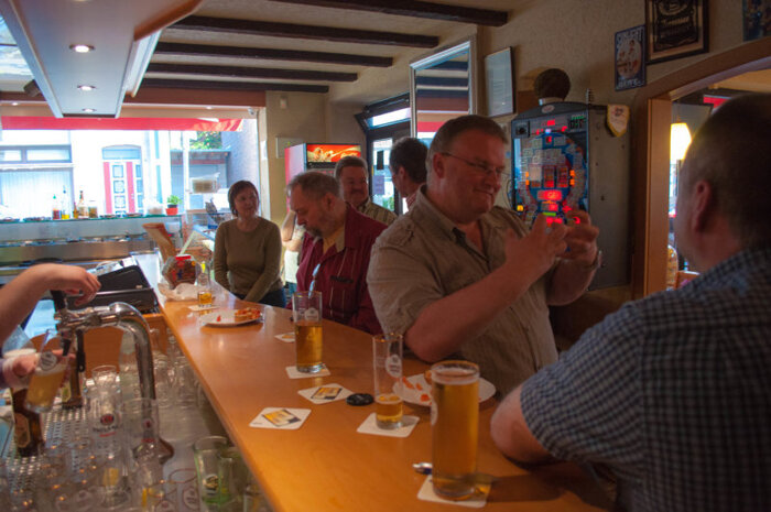 Küppersteger Grill in Leverkusen, frisch gezapftes Bier an der Theke
