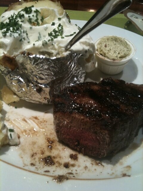 150g Filetsteak und baked  potatoe mit sour cream 