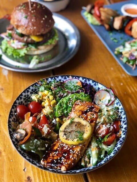 BBQ Bowl mit Lachs vom Grill mit BBQ Teriyaki Marinade