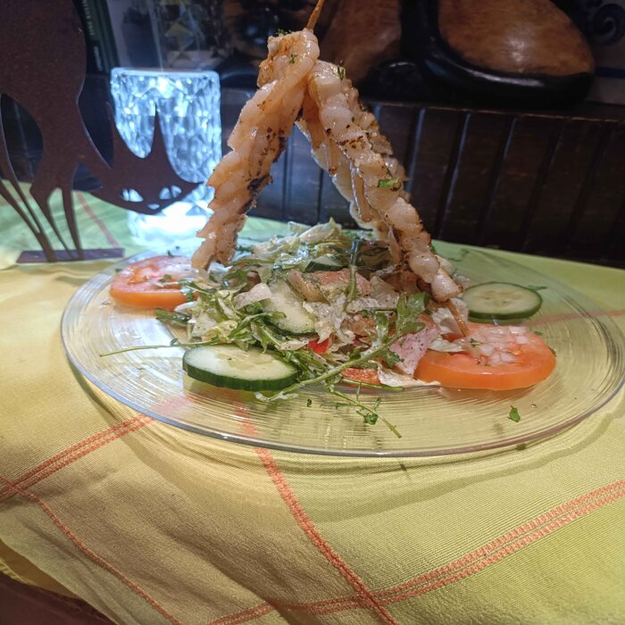 Salatpyramide mit Garnelenspießen