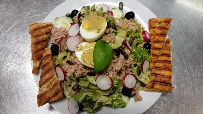 Schlossbergsalat mit selbst gebackenem Kräuterbrot 