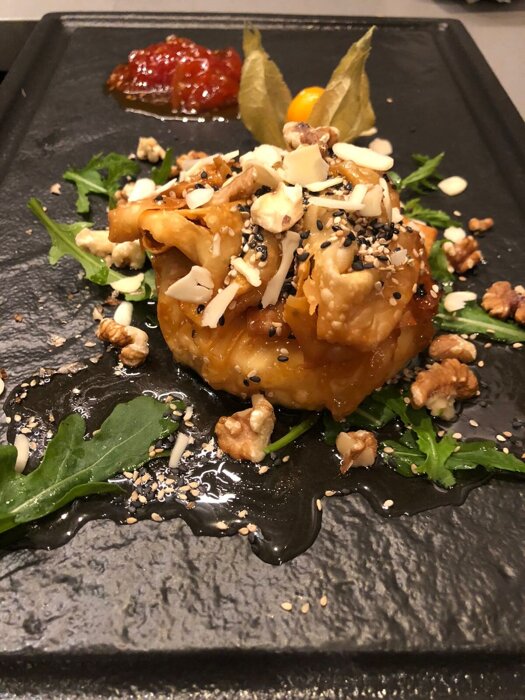 Feta-Käse im blätterteigmantel mit bergkönig, walnüssen, scheiben mandeln   serviert mit Tomaten Marmelade.!! Restaurant Poseidon Ingolstadt.! TEL:0841/34967 & 0841/34910 