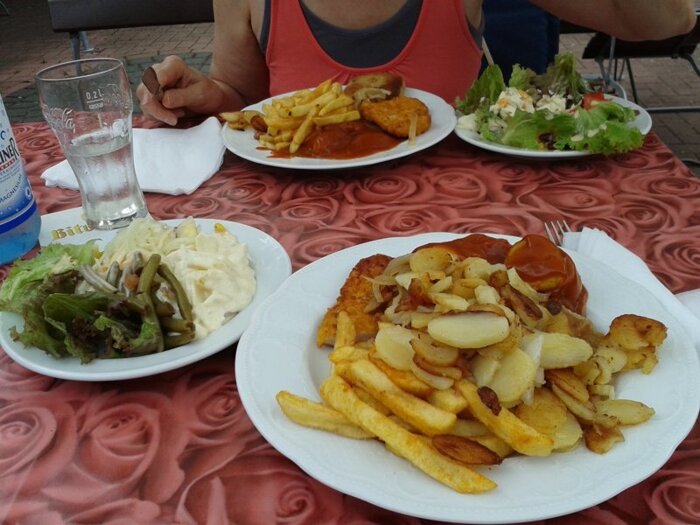 Schnitzelbuffet-Teller incl. Soßen, Beilagen und Salate für 9,80 Euro (Stand: Juli 2014)
