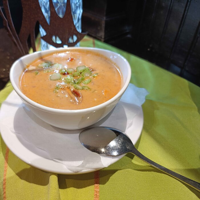 Fruchtige Tomaten-Kokossuppe mit geräucherten Linsen