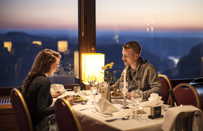 romantisches 4-Gang-Candlight-Dinner im Panoramarestauant beim Sonnenuntergang