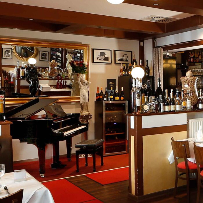 Ein Abend mit Musik, Wein und italienischem Flair - das Herzstück von Ristorante La Cantina Rosso