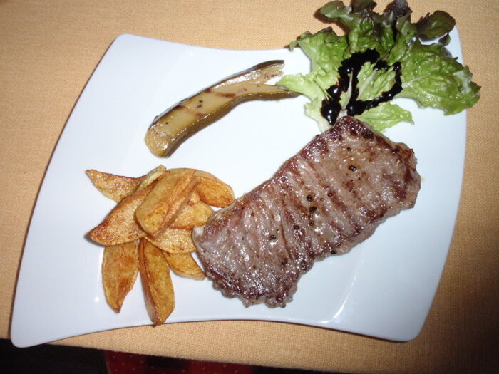 Rumpsteak 200 g
mit hausgemachter Kräuterbutter,frittierte Kartoffeln und Salat