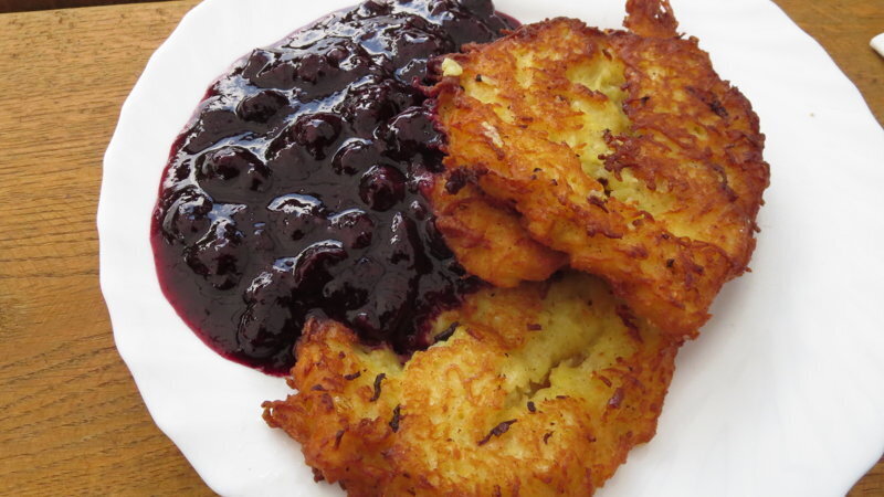 Kartoffelpuffer mit Blaubeer-Dessert